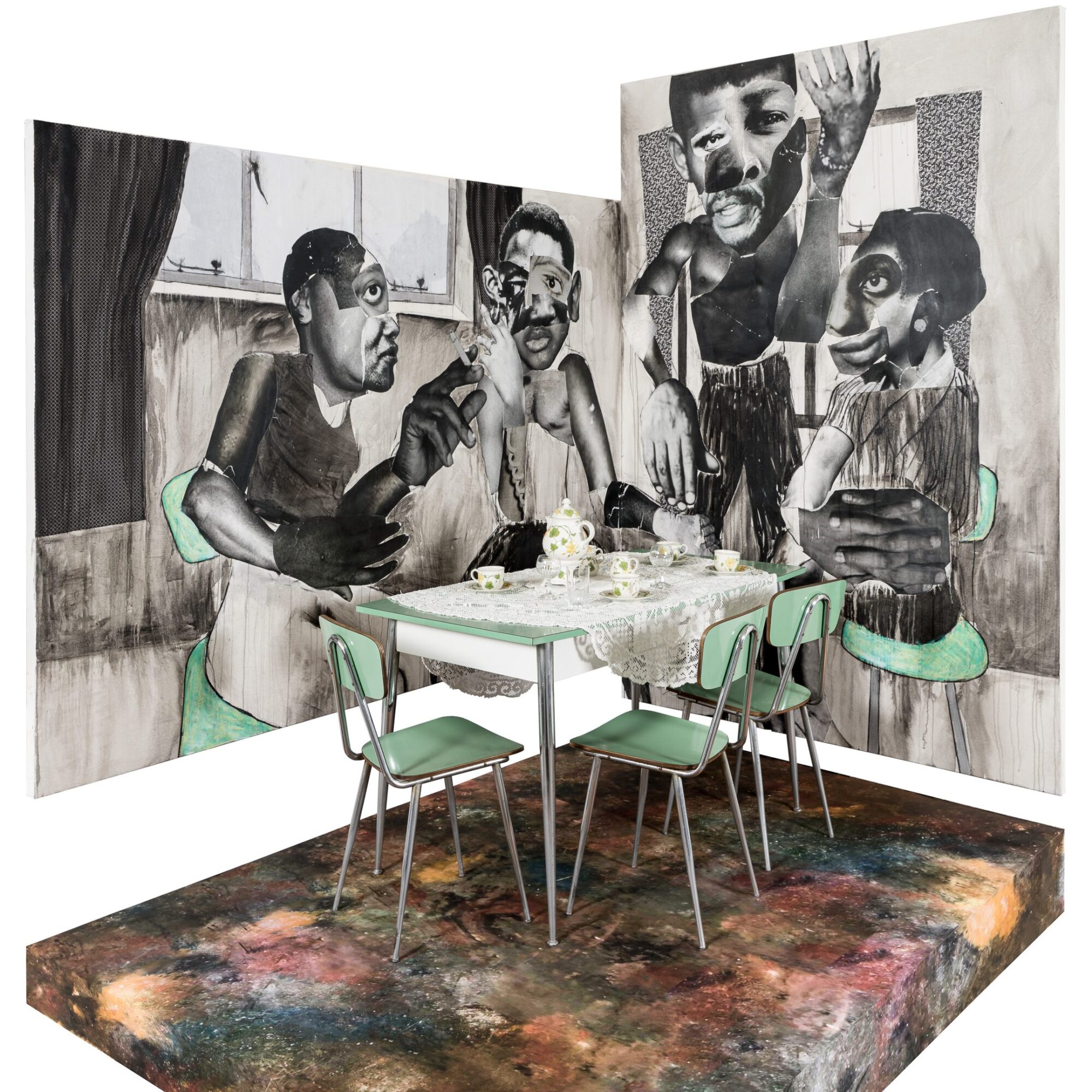 Foto van een keukentafel-hoekje met wanden vol zwart-wit schilderingen van Neo Matloga