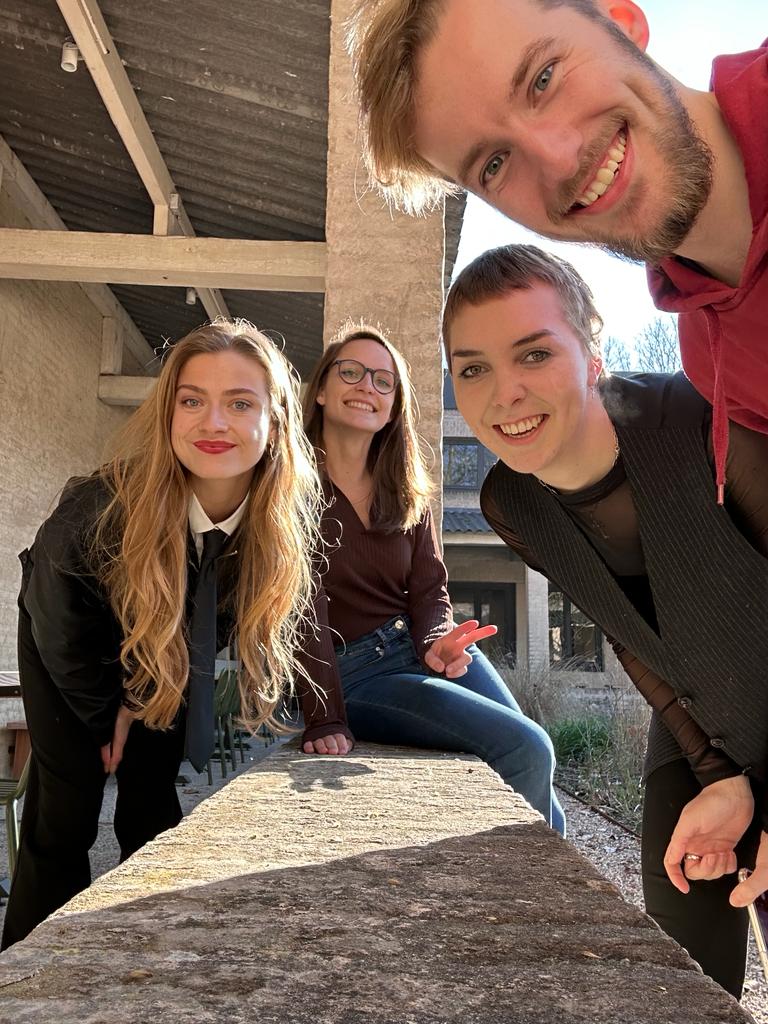vier jonge mensen kijken de camera in : zij deden een allround museum stage bij bijbels museum