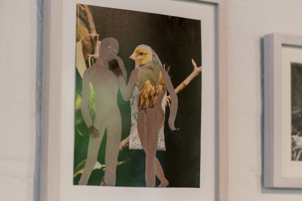 Papiercollage waarop twee mensfiguren te zien zijn. De linker mensfiguur lijkt op een man, de rechter heeft een vogelkop.
