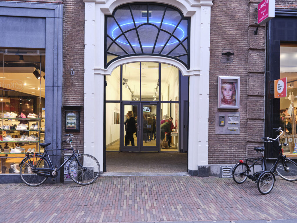 Historische voorgevel van Fotogalerie de Gang in Haarlem