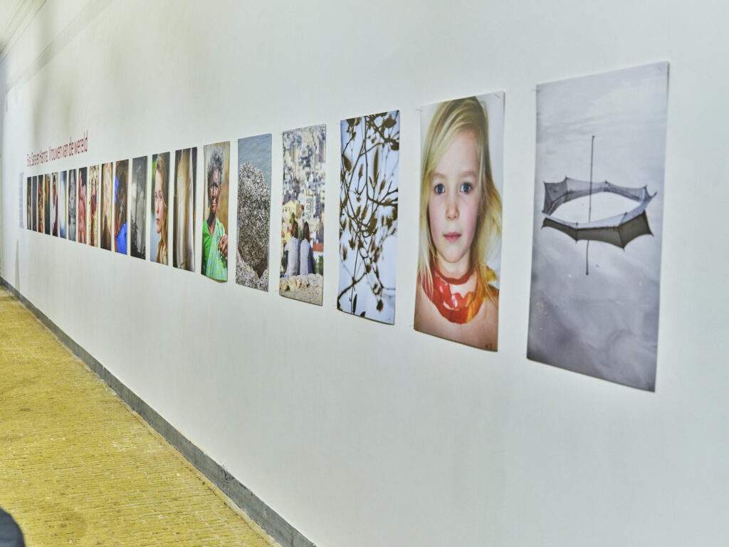 Wand met foto's in de fototentoonstelling Eva, Sara en Hanna in Haarlem