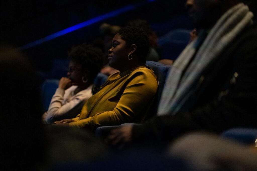 Luisterende zwarte vrouw bij lezing in OBA Amsterdam
