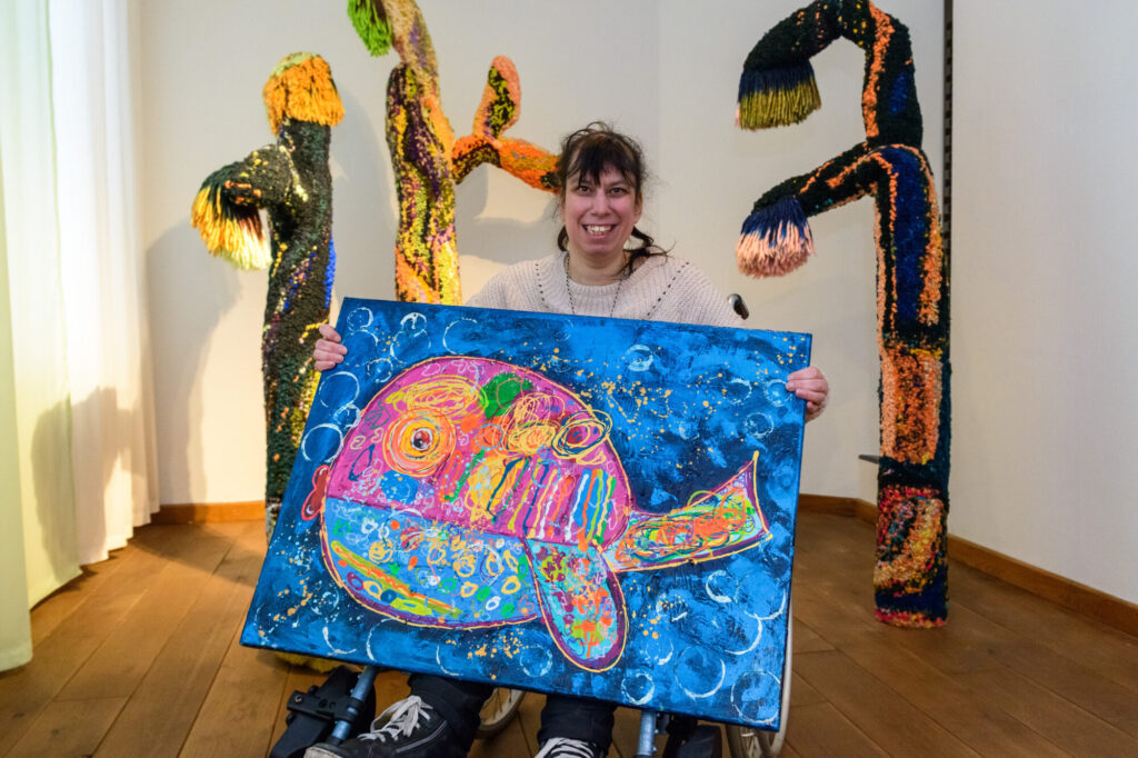 Blauw schilderij met walvis in Museum Krona