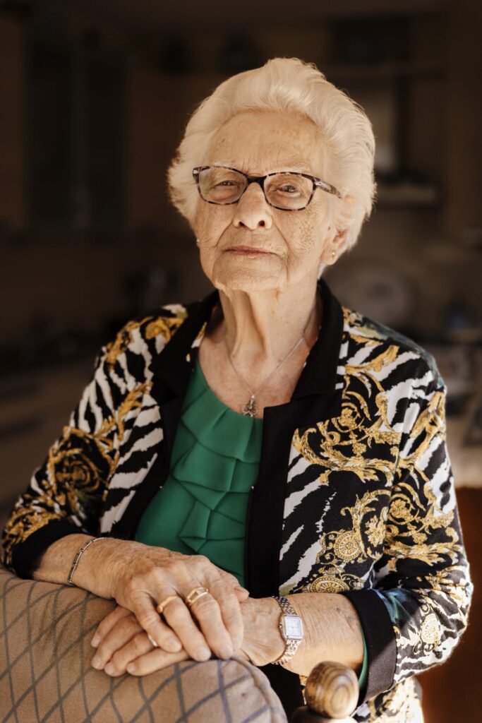 80-plusser, vrouw met bril en wit haar