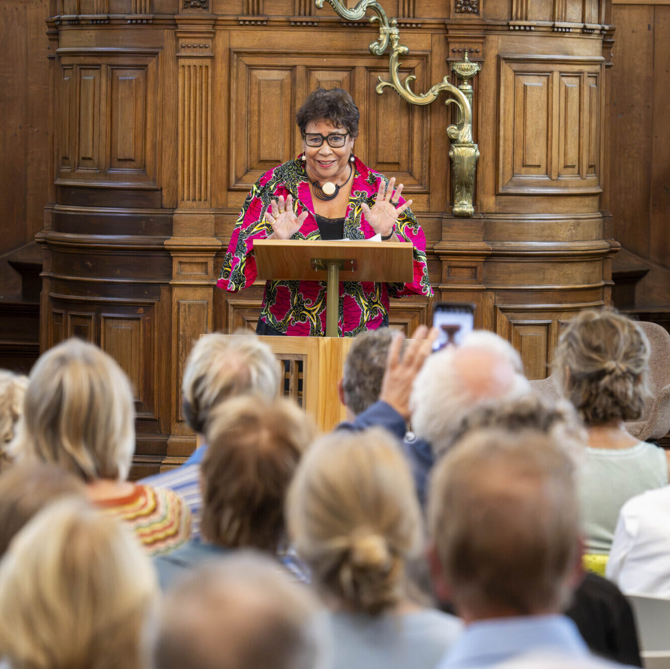 zwarte vrouw geeft lezing vanaf preekstoel
